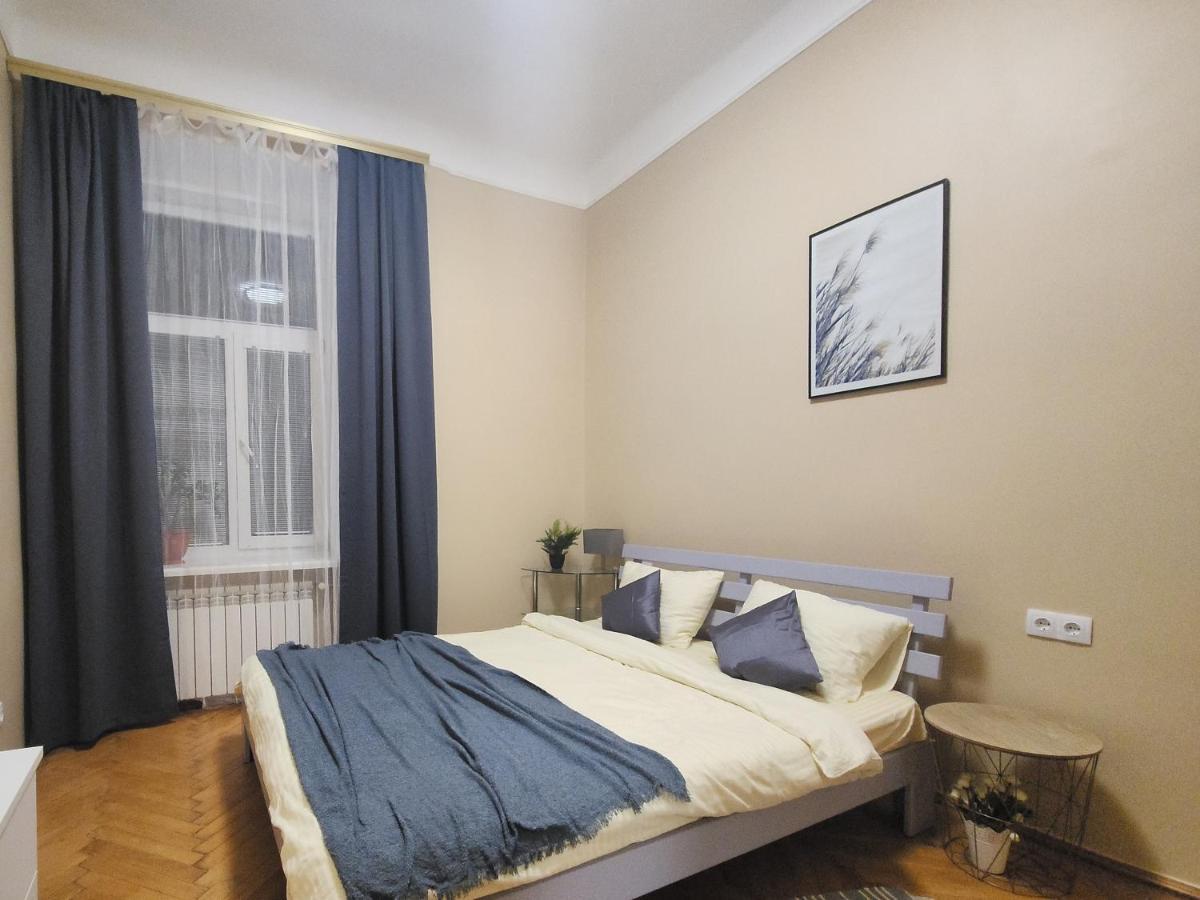 В Центрі М.Чернівці 2 Кімнатна Затишна Квартира. Buitenkant foto
